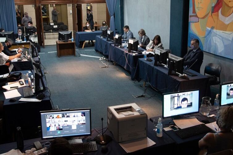 El jury de enjuiciamiento. Castro, a la izquierda, con barbijo negro.