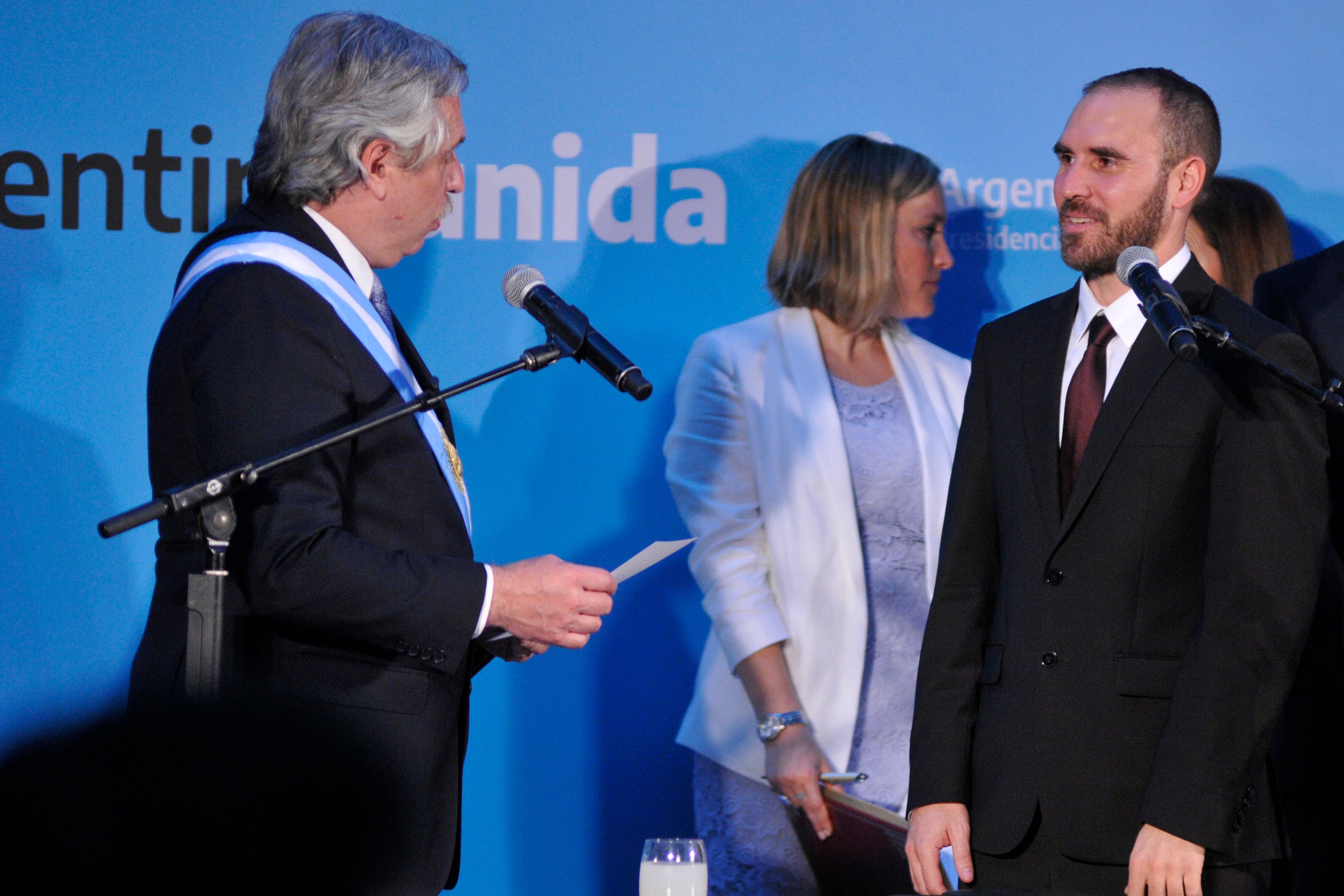 Alberto Fernández y Martín Guzmán ultiman los detalles de la propuesta.