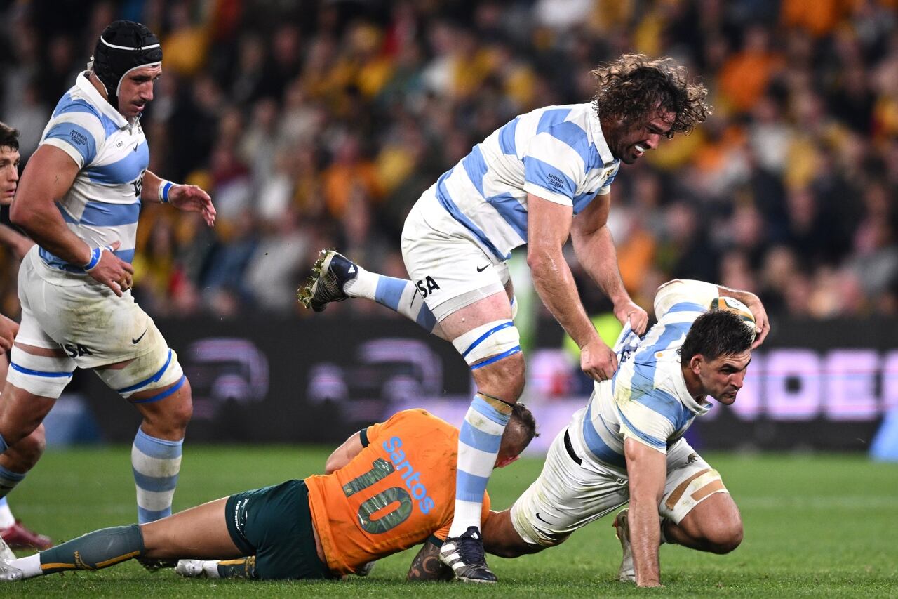 Pablo Matera avanza pese al tackle de un jugador australiano. 