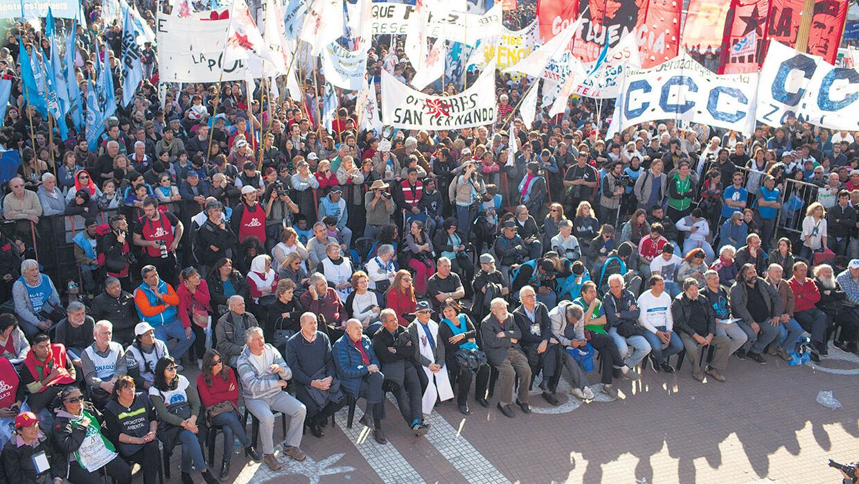 Las organizaciones sociales juntos a gremios de la CGT y la CTA realizaron el año pasado una multitudinaria marcha el día de San Cayetano.