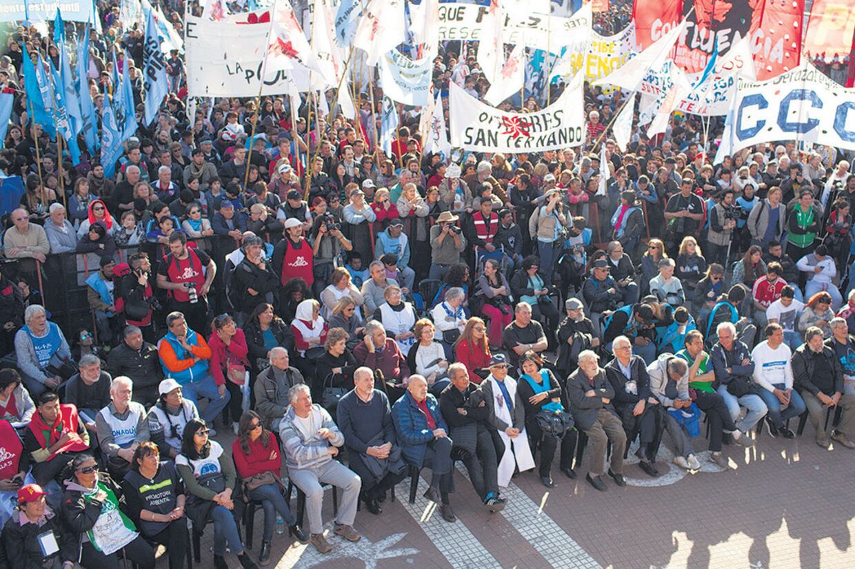 Las organizaciones sociales juntos a gremios de la CGT y la CTA realizaron el año pasado una multitudinaria marcha el día de San Cayetano.