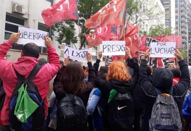 Desde temprano militantes del FOL se manifestaron frente a la fiscalía donde estaban los detenidos.