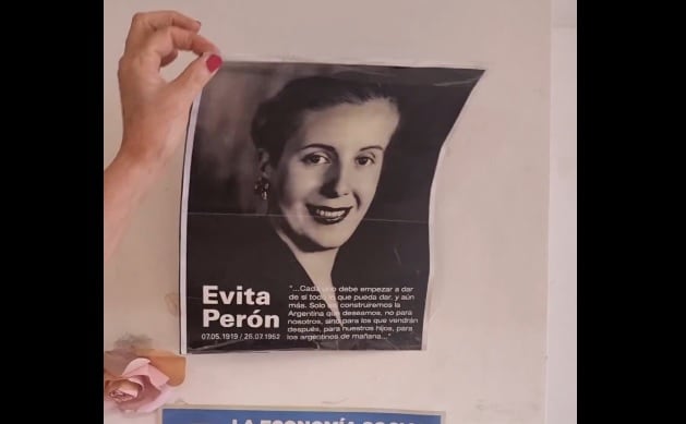 Así retiraban una afiche de Evita de la sede de la Anses