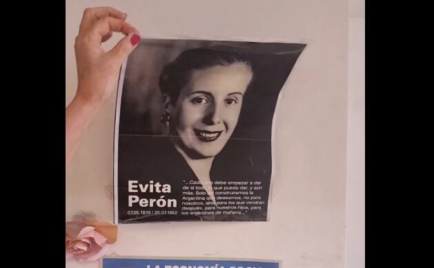 Así retiraban una afiche de Evita de la sede de la Anses