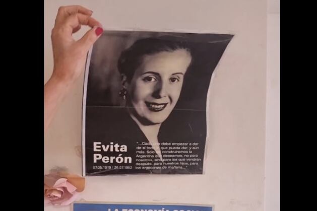 Así retiraban una afiche de Evita de la sede de la Anses