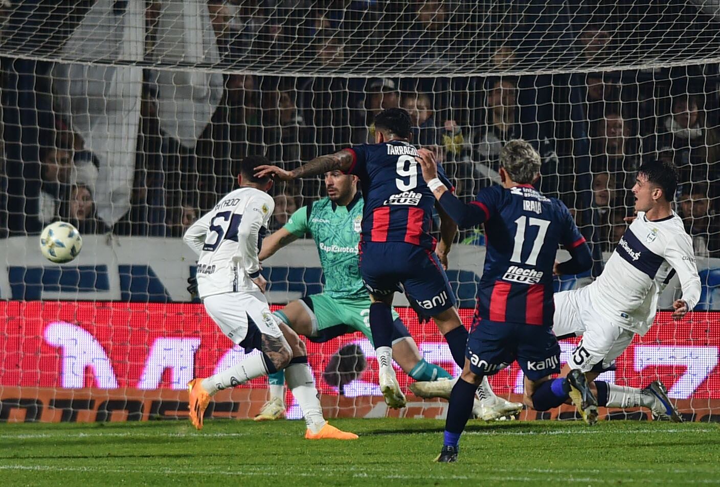 Tarragona saca el remate para el 1 a 0.