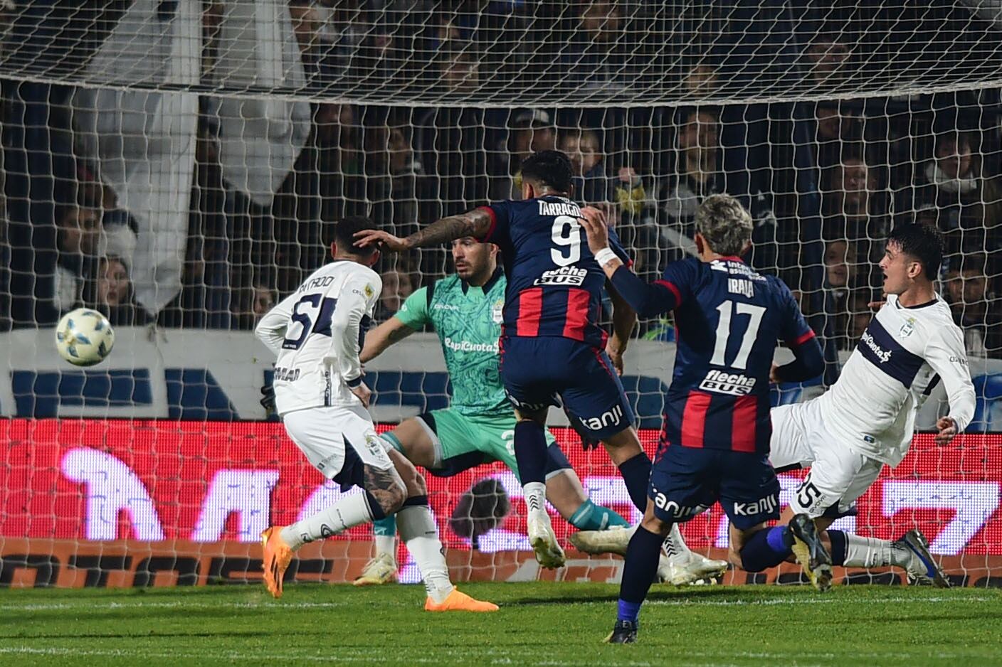 Tarragona saca el remate para el 1 a 0.