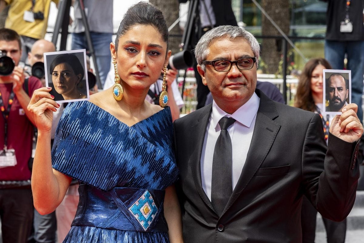 La actriz Golshifteh Farahani posó en Cannes junto a Rasoulof. Ambos sostienen las fotos de los actores de la película que aún permanecen en Irán.
