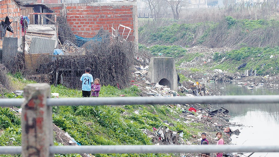 La pobreza no monetaria afecta al 70 por ciento de los hogares cuando su jefa o jefe tiene menos de siete años de educación formal.