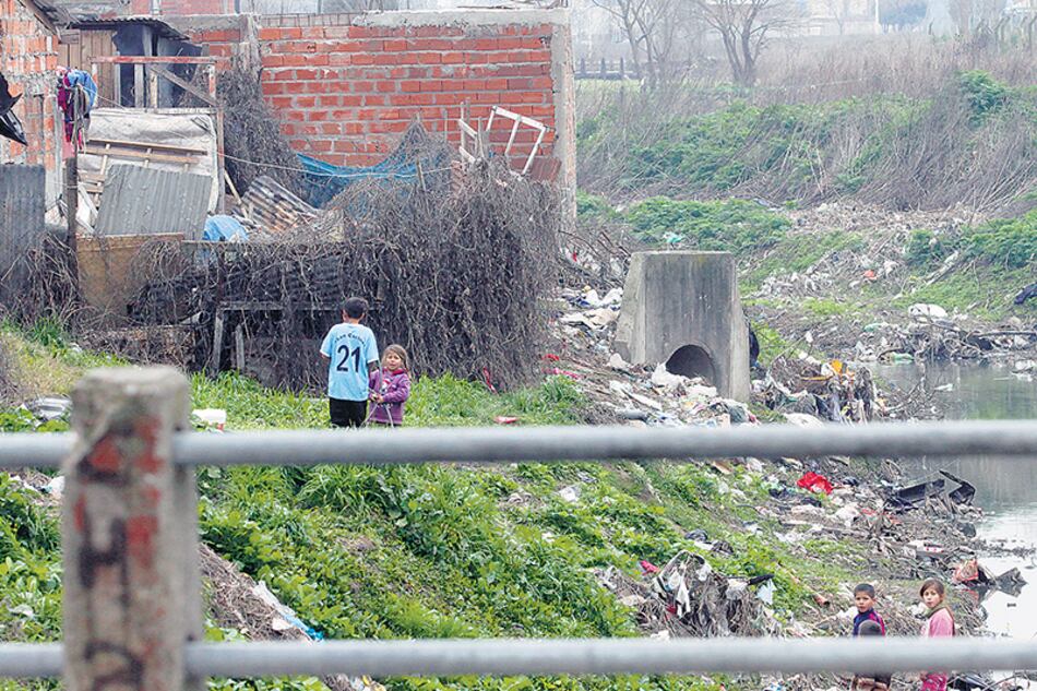 La pobreza no monetaria afecta al 70 por ciento de los hogares cuando su jefa o jefe tiene menos de siete años de educación formal.