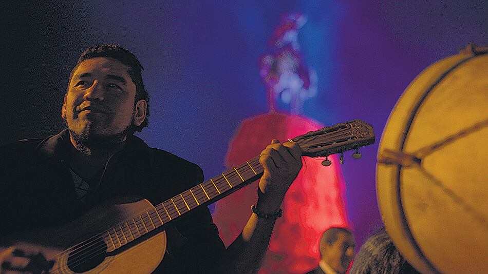 Guitarras para acompañar el homenaje a Güemes junto a su monumento.