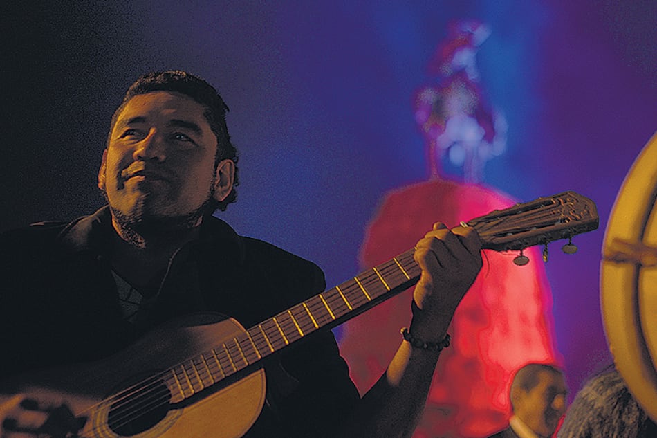 Guitarras para acompañar el homenaje a Güemes junto a su monumento.