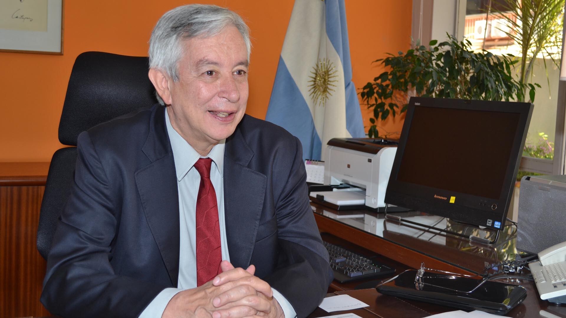 Morón es contador egresado de la Facultad de Ciencias Económicas de la Universidad de Belgrano (UB)
