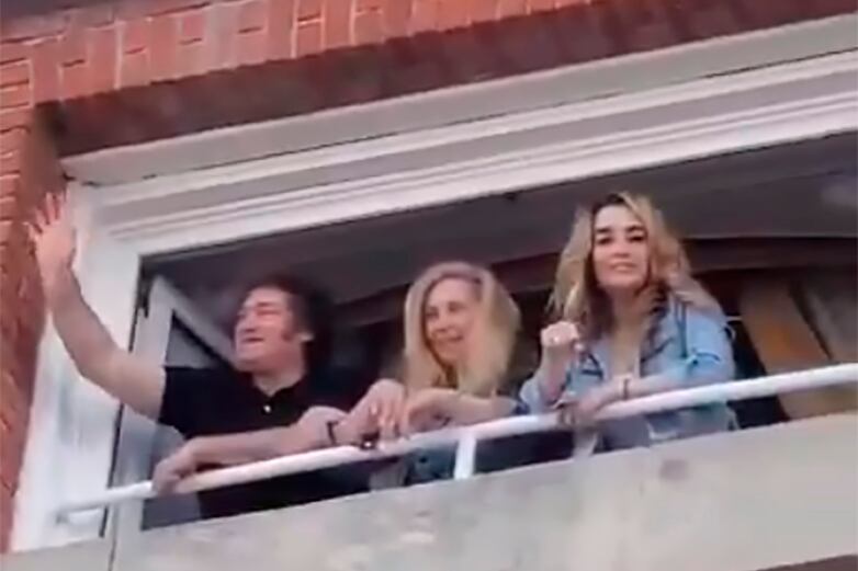 El Presidente saluda desde el balcón junto a Karina Milei y Fátima Flores.