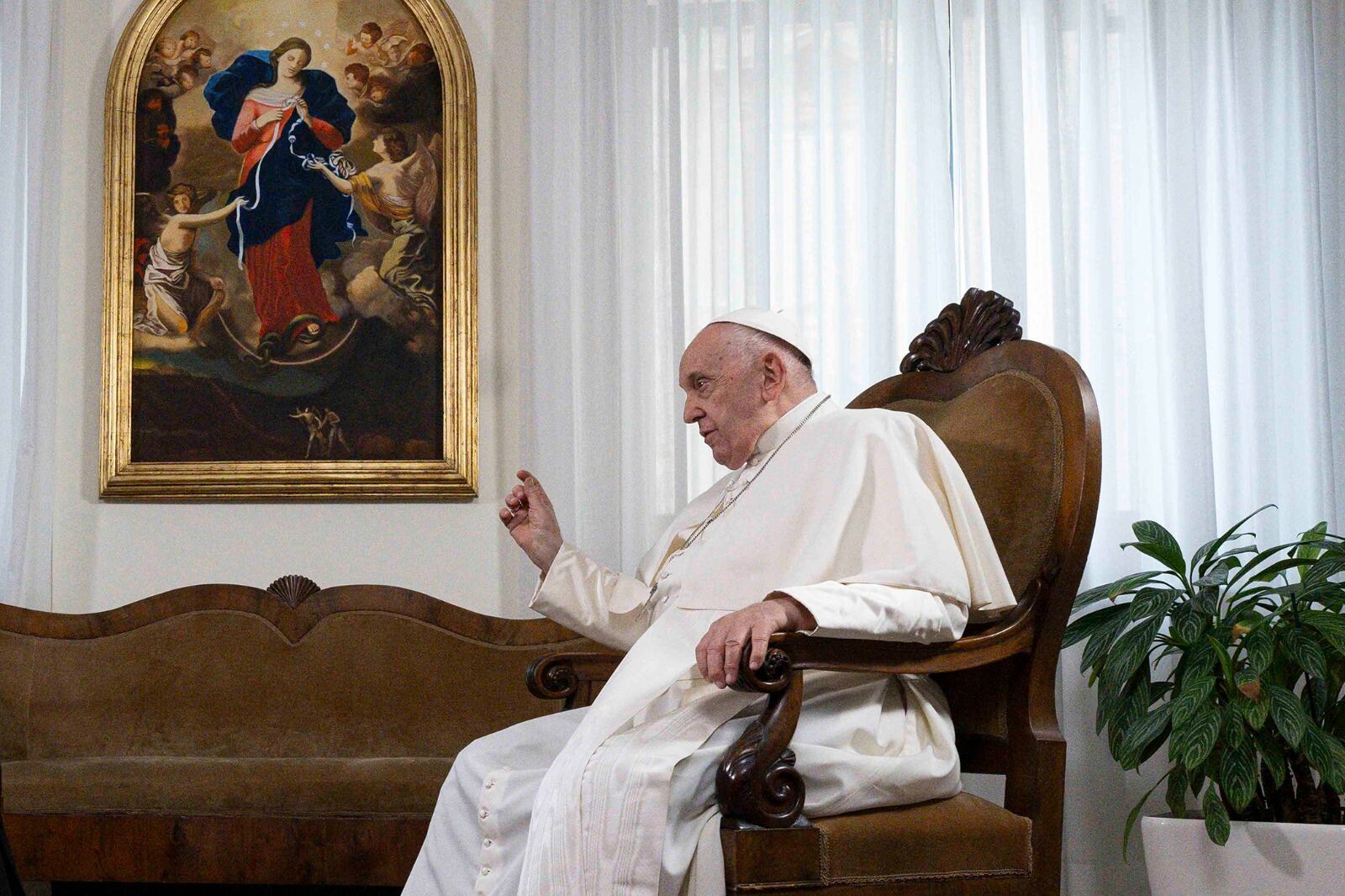 "Dicen que el Papa es comunista. No es así. El Papa agarra el Evangelio y dice lo que dice el Evangelio", respondió Francisco.