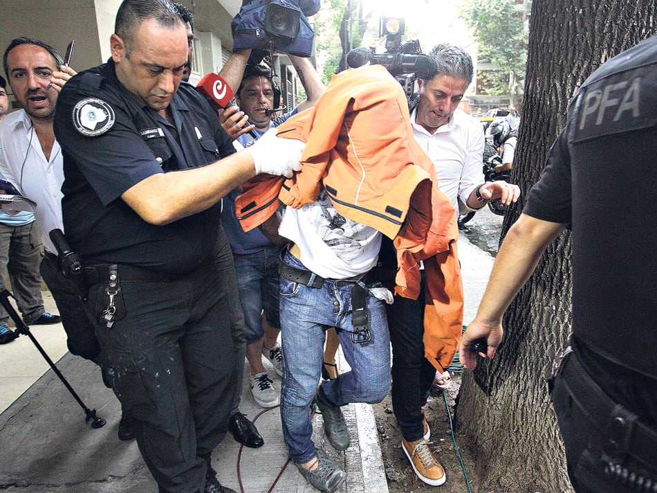 El momento en que el anestesista es detenido por la policía.