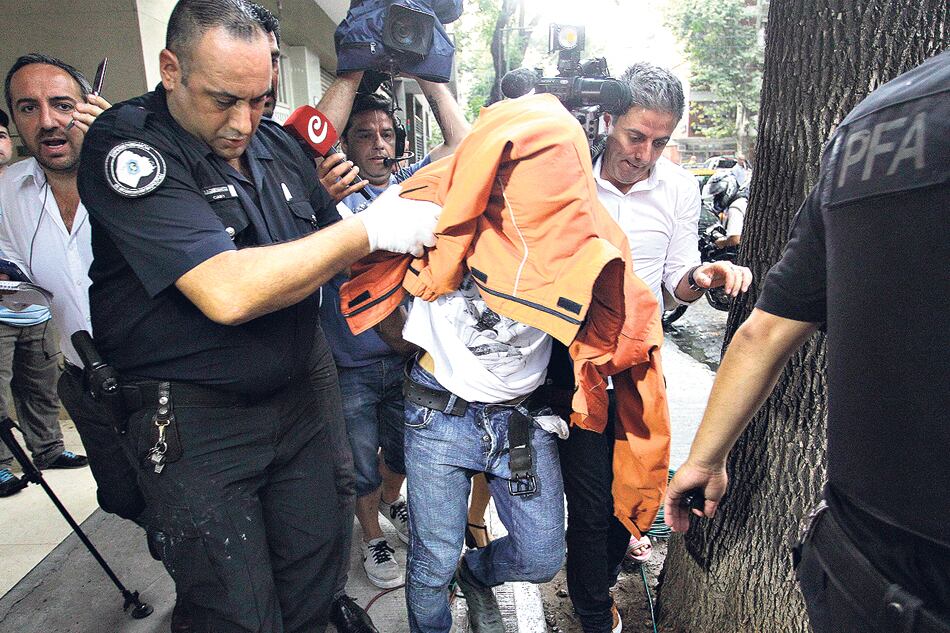 El momento en que el anestesista es detenido por la policía.