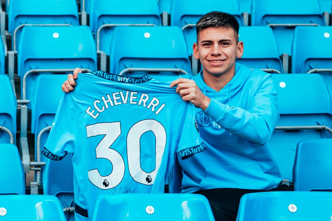 Echeverri muestra su nueva camiseta 