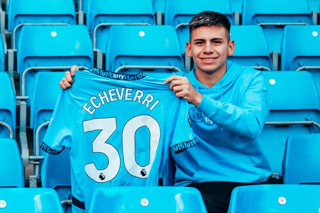 Echeverri muestra su nueva camiseta 