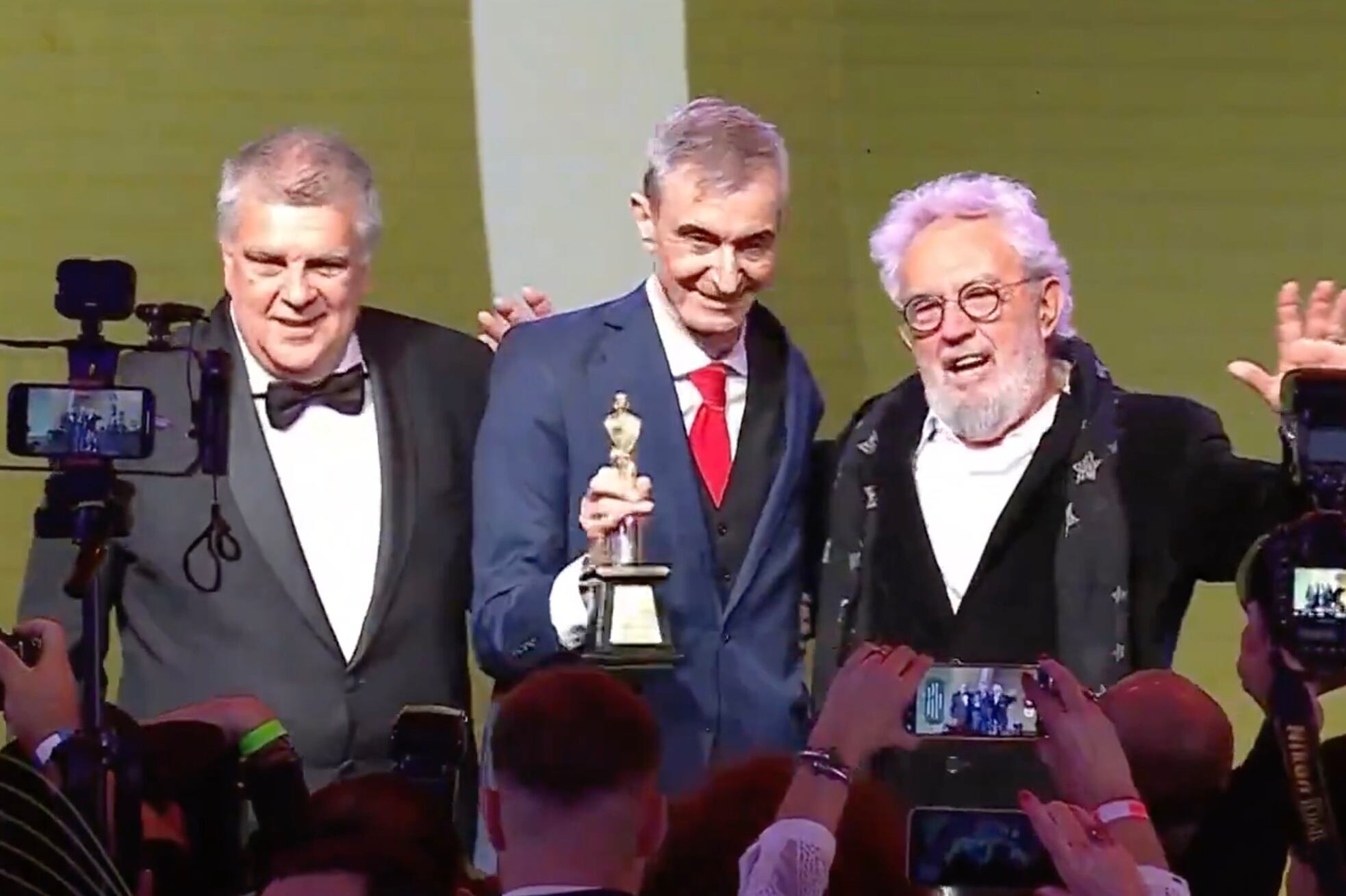 Nelson Castro se llevó el Martín de Fierro de Oro AM. Para los ansiosos y amantes de los looks, la alfombra roja tuvo lugar a partir de las 19.