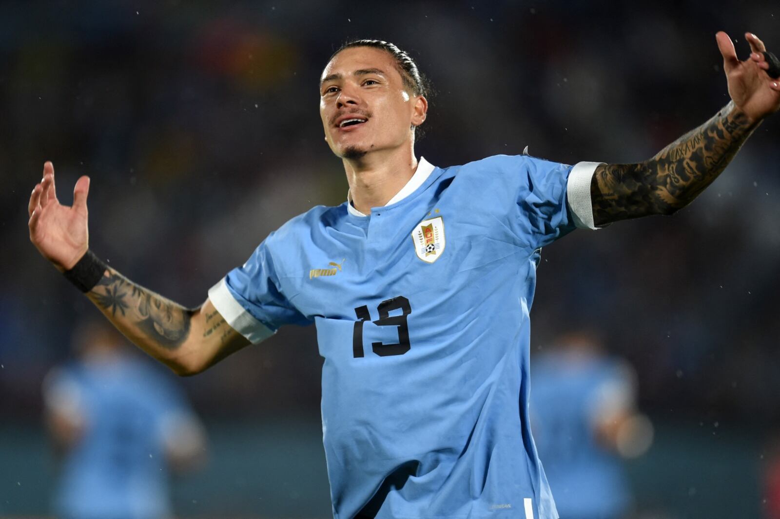 Núñez, artillero de la Celeste, celebra el primero de su cosecha ante Bolivia