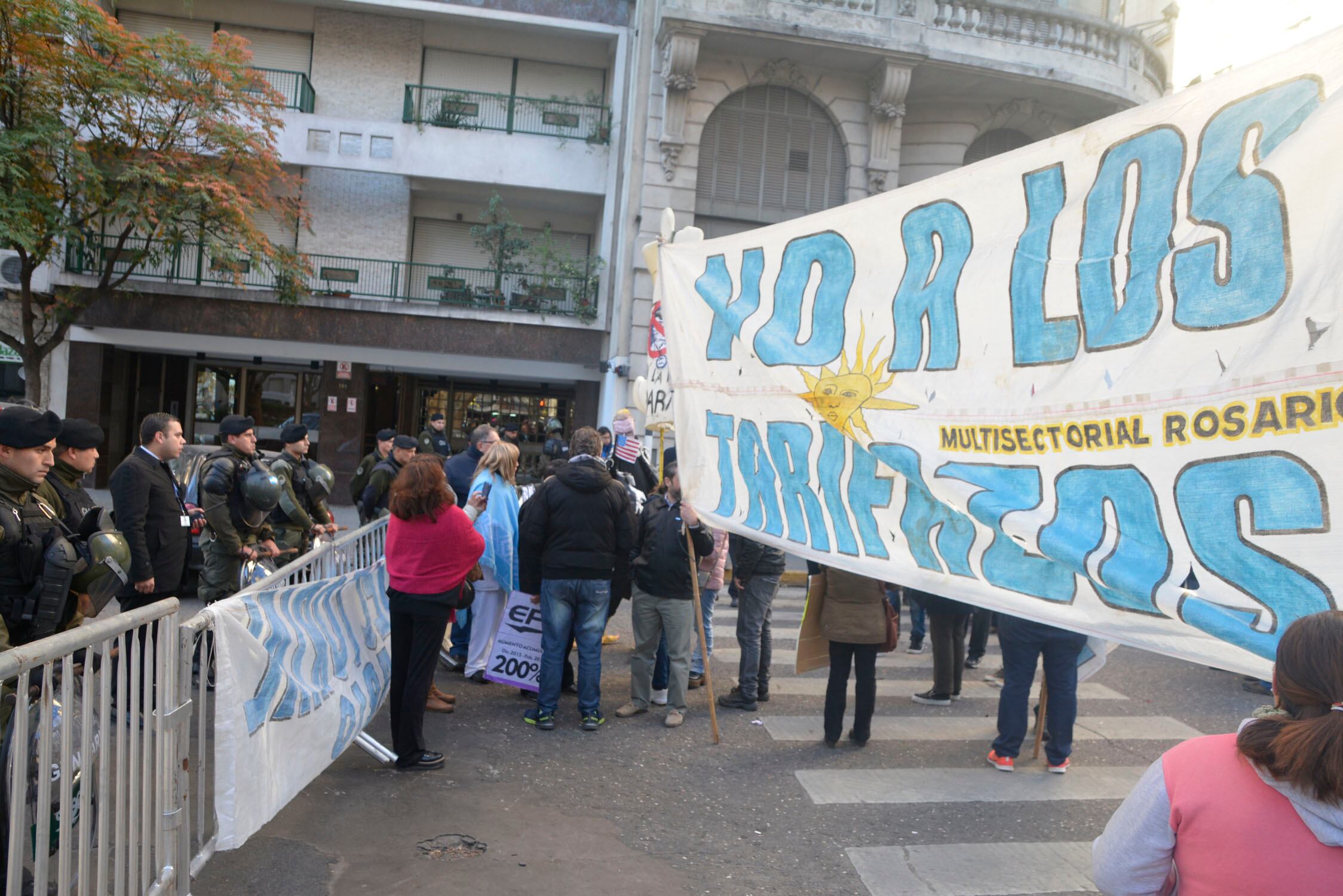 Los manifestantes sólo pudieron llegar hasta Córdoba y Laprida, donde estaba el vallado.