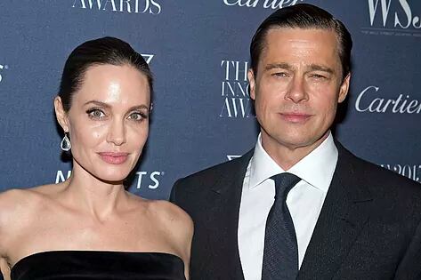 Angelina Jolie y Brad Pitt en 2015, durante una entrega de premios, un año antes de su separación, cuando eran la pareja más glamorosa de Hollywood. (Foto: AP)