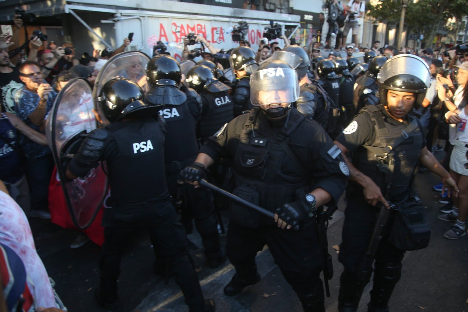La policía volvió a reprimir después de que la Ley Ómnibus tuviera una primera aprobación.