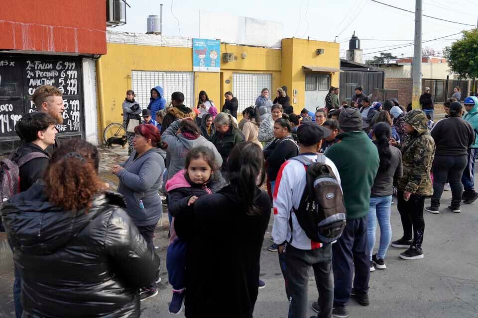 Referentes de organizaciones sociales y comedores el jueves pasado frente a una sede de Fundación Camino.