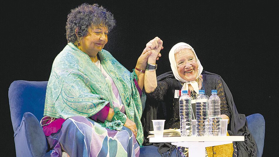 El público le cantó el Feliz Cumpleaños a Nora Cortiñas, quien el viernes cumplió 89 años.