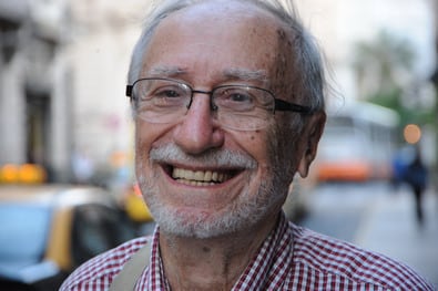 El dramaturgo, actor y director Mirko Buchin, feliz por la reedición de su novela.