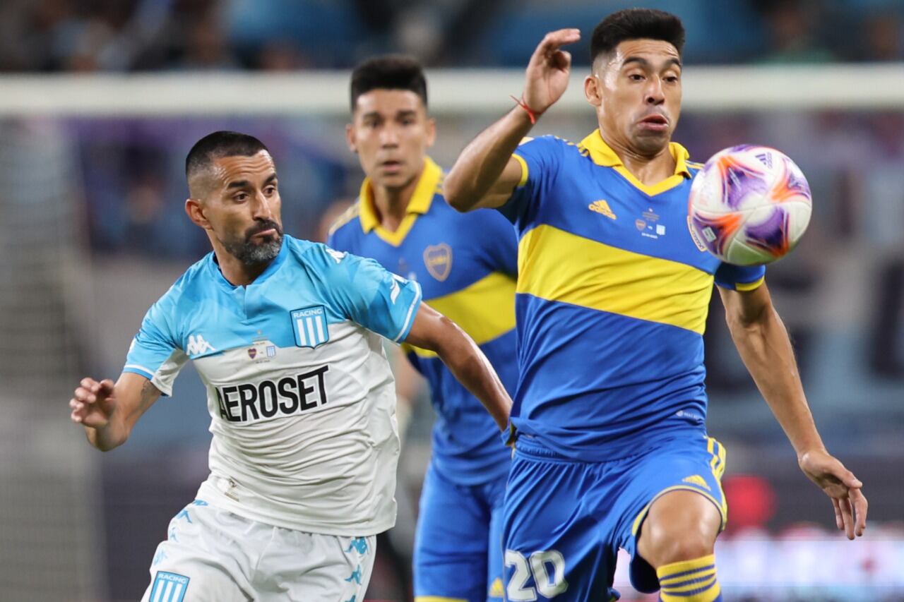 Maxi Moralez lucha con Juan Ramírez en el Racing-Boca versión emiratí