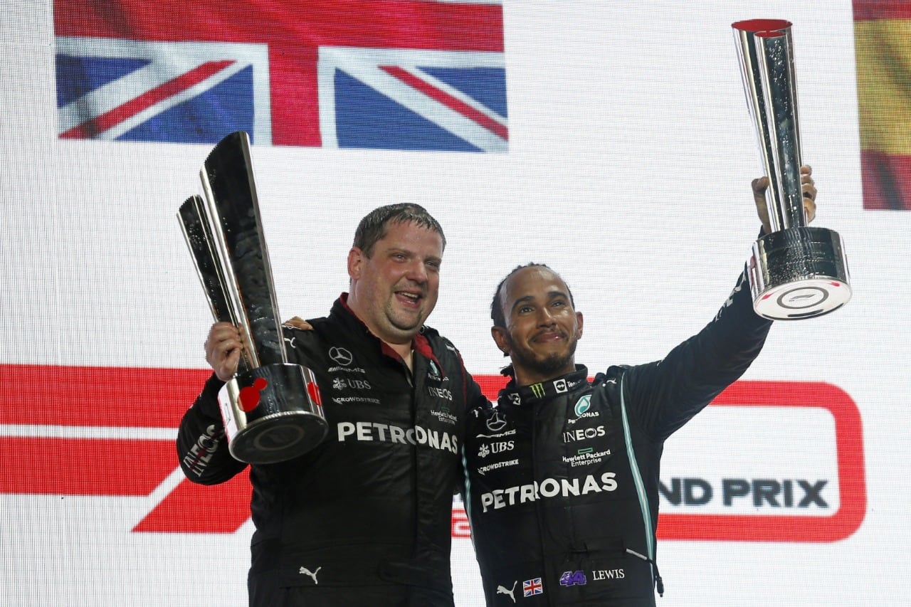 Hamilton celebra junto a su director de equipo
