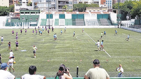 Las chicas y los chicos del Club Villas Unidas entrenan en la cancha de Excursio.