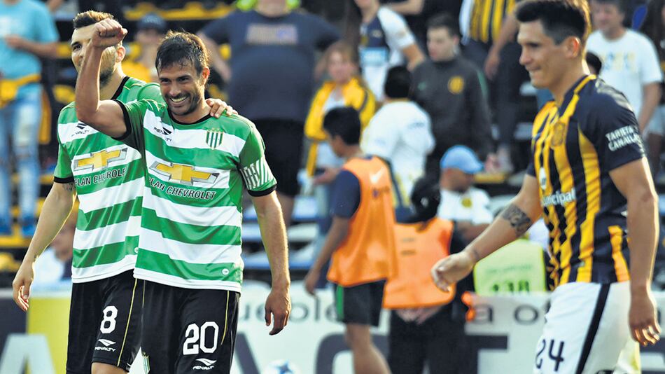Darío Cvitanich festeja uno de sus goles en la tarde rosarina.