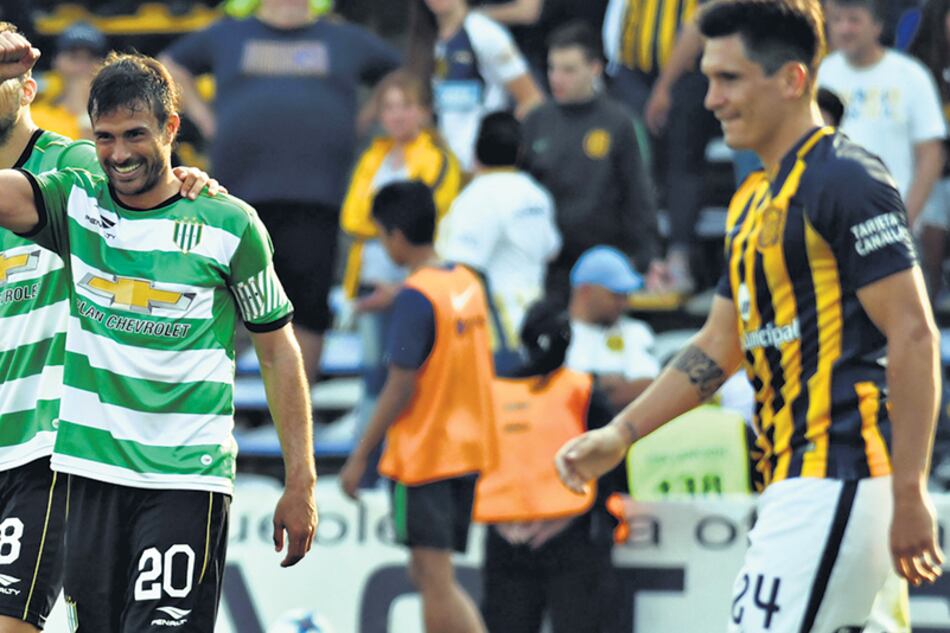Darío Cvitanich festeja uno de sus goles en la tarde rosarina.