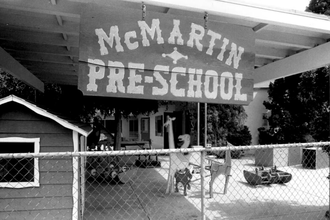 La guardería McMartin de Los Angeles, acusada de sostener una red pedófila literalmente subterránea. 