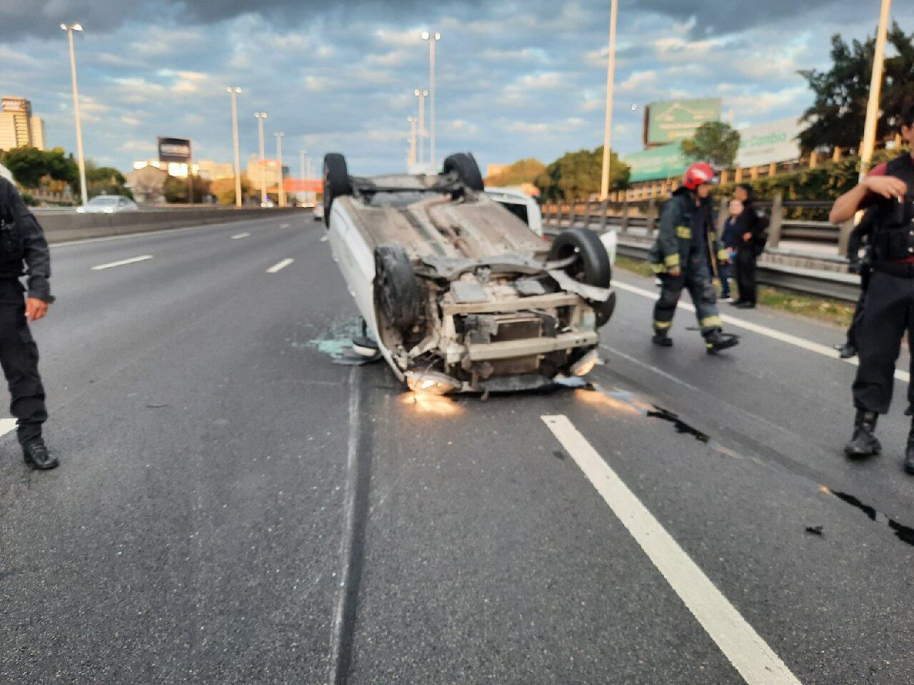 Dos personas resultaron heridas por el choque entre dos autos en la avenida General Paz. Foto: @EmergenciasBA