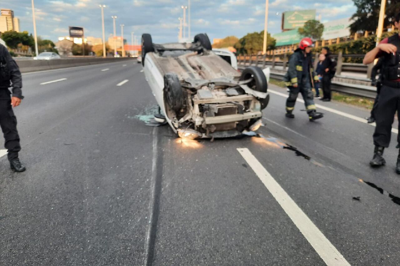 Dos personas resultaron heridas por el choque entre dos autos en la avenida General Paz. Foto: @EmergenciasBA