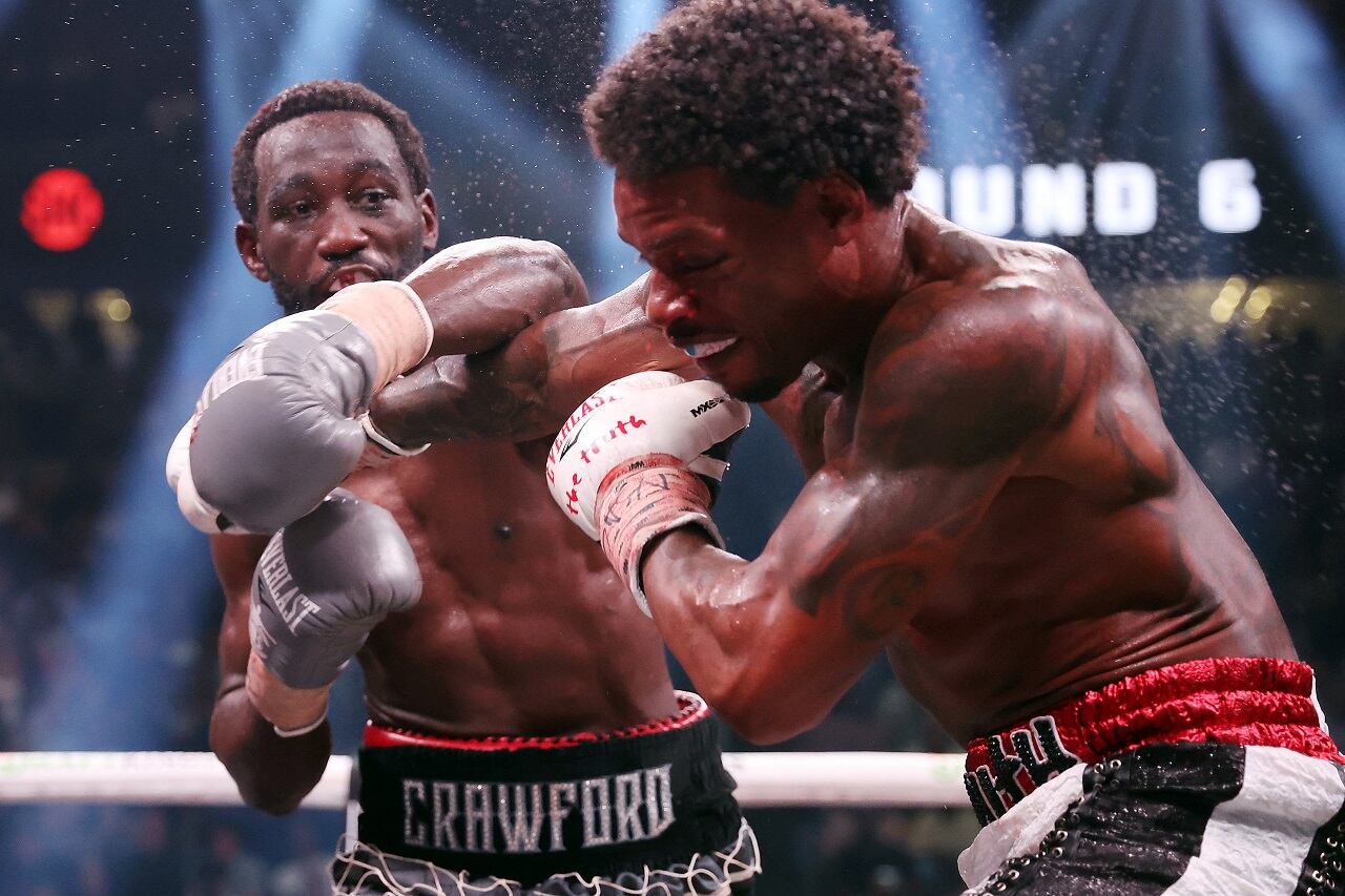 Terence Crawford castiga a Errol Spence, como en toda la noche