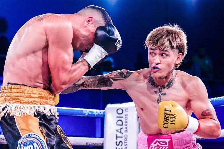 Rodrigo "C4" Ruiz expone sus títulos.