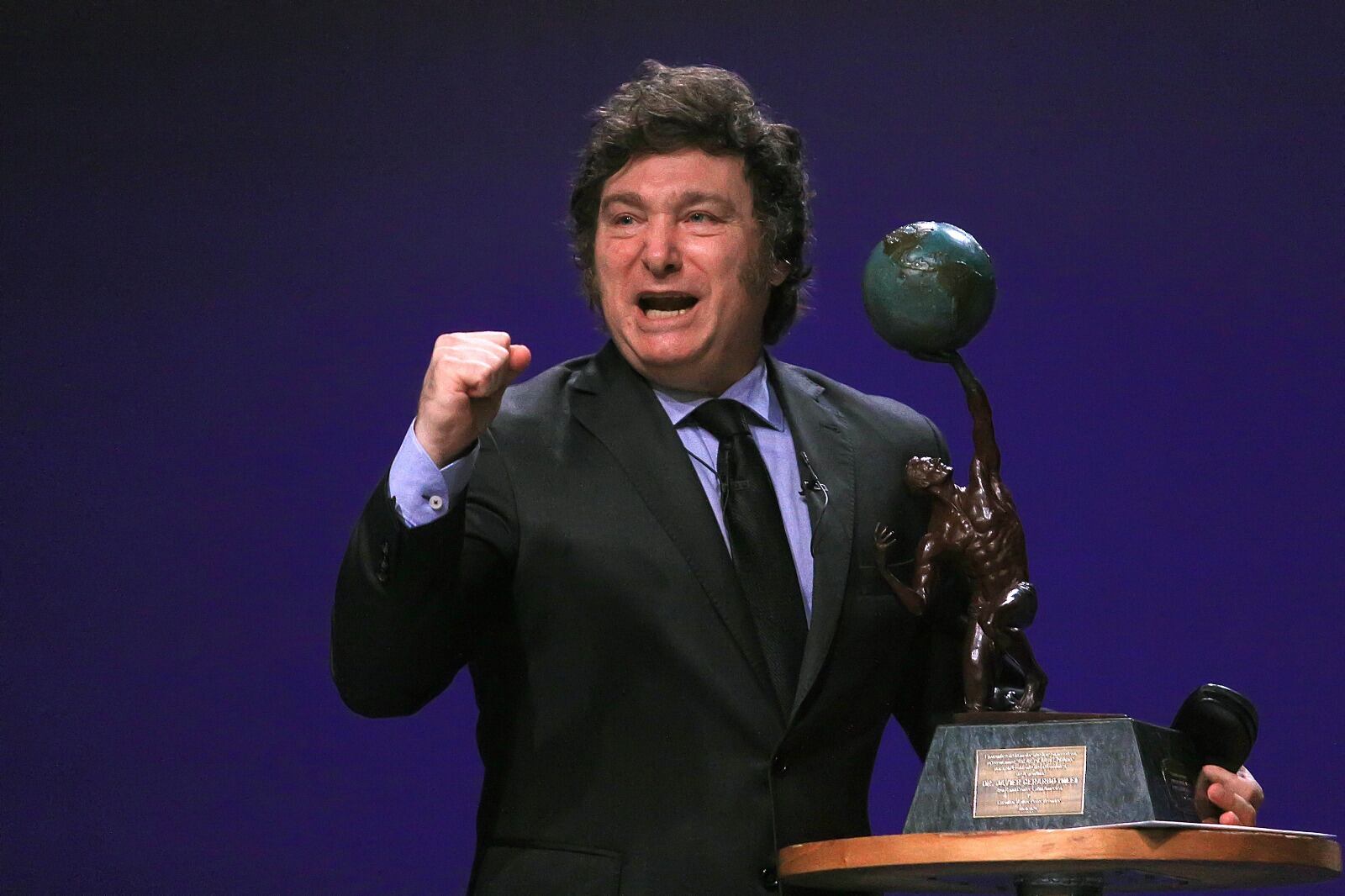 Javier Milei atacó a un periodista que, curiosamente, se desvivía por complacerlo.