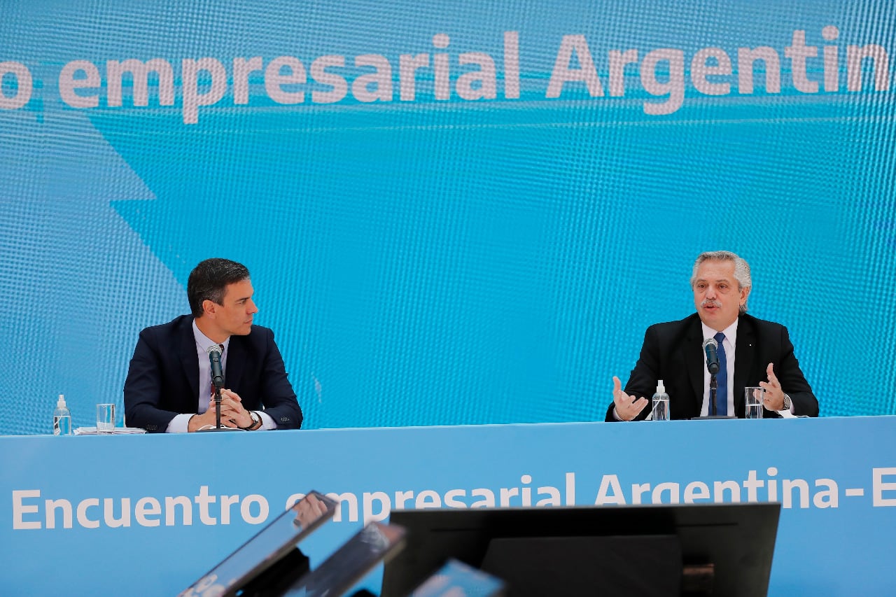 Alberto Fernández junto a Pedro Sánchez.
