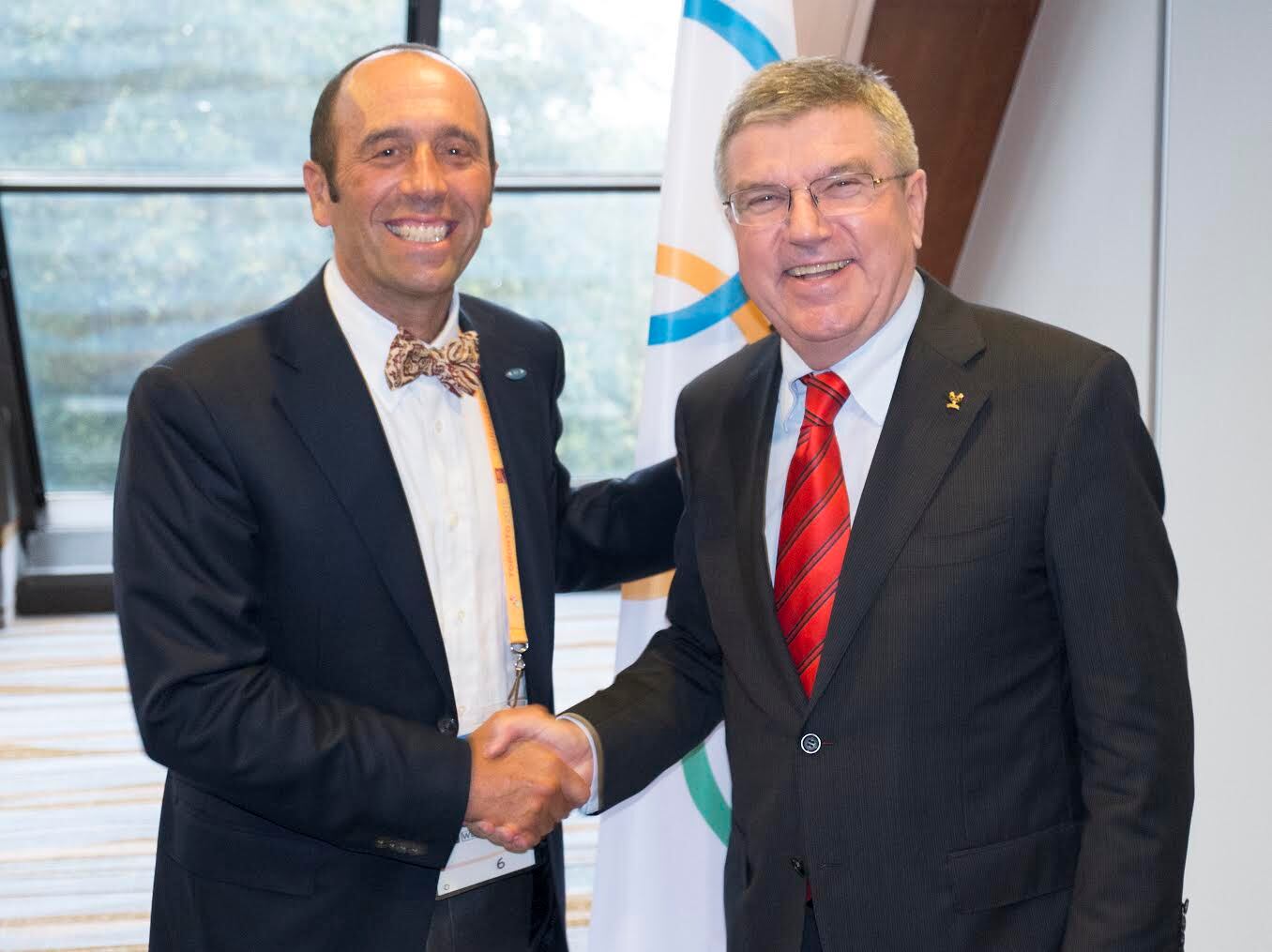 El marplatense Fernando Aguerre, junto al presidente del Comité Olímpico Internacional, Thomas Bach.