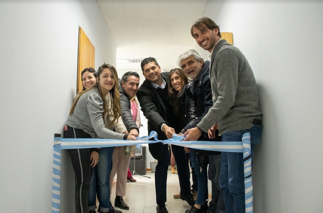 Correa junto a las autoridades locales durante la reapertura de la oficina. 