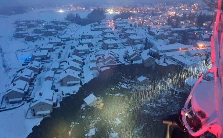 Según informaron las autoridades, la situación todavía no está bajo completo control y sigue habiendo deslizamientos de tierra en la región.