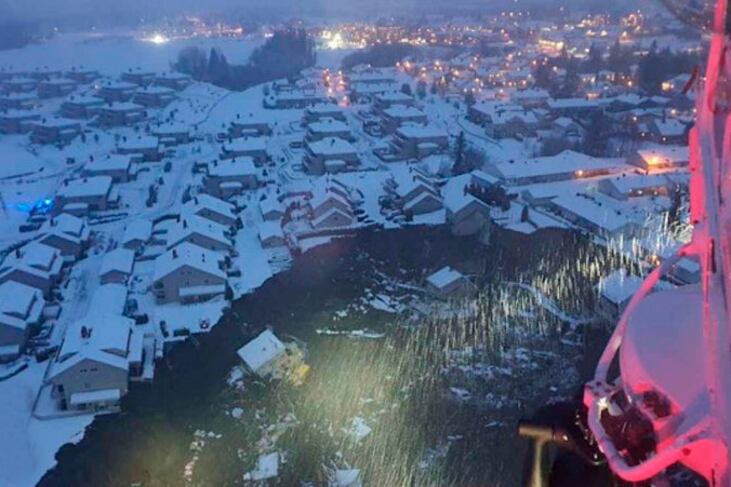 Según informaron las autoridades, la situación todavía no está bajo completo control y sigue habiendo deslizamientos de tierra en la región.