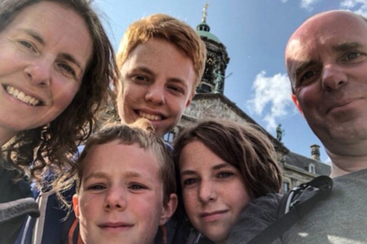 Mientras tanto, el tercer hijo de la pareja, Casper, de 12 años, está siendo chequeado de manera permanente para saber si él también padece la enfermedad.