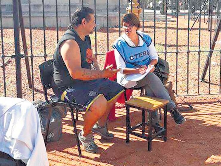 La foto de Carlos en su primer día de clase en la Escuela Itinerante frente al Congreso.