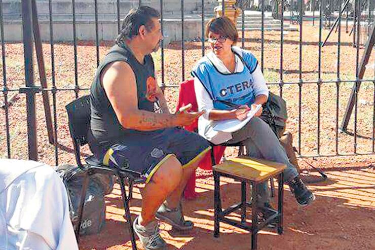 La foto de Carlos en su primer día de clase en la Escuela Itinerante frente al Congreso.